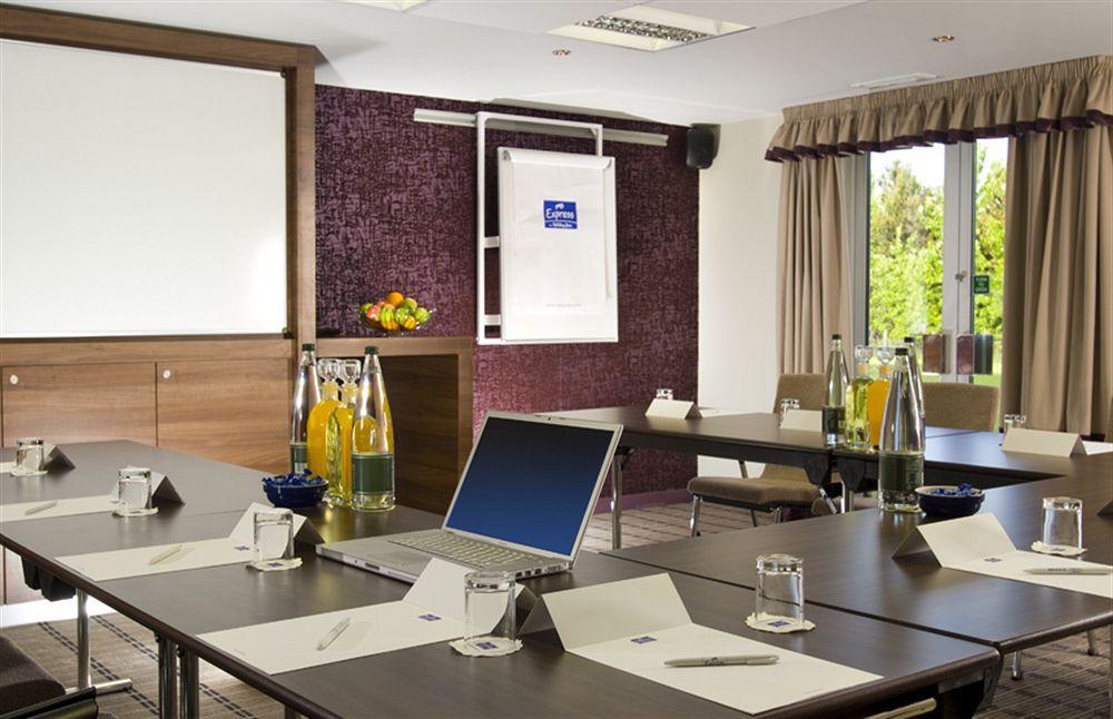 Holiday Inn Express Stirling By Ihg Экстерьер фото