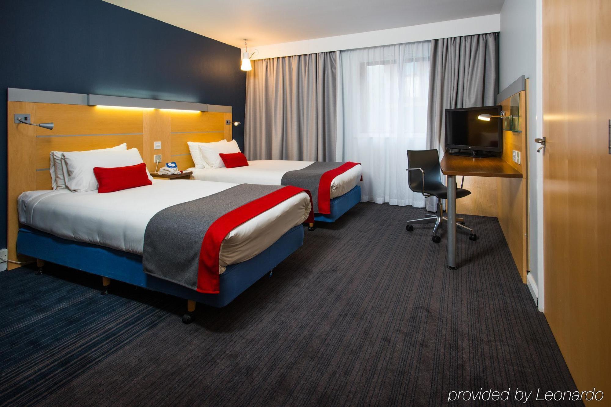 Holiday Inn Express Stirling By Ihg Экстерьер фото